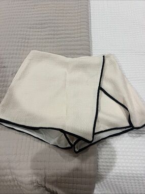 PANTS STORE
Cream Skort with Black Contrast Piping
Size: M